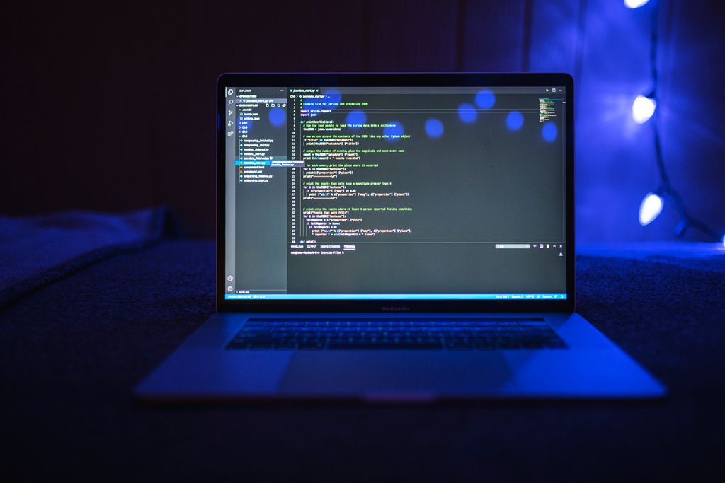 Linux 6.18 封面 - 真代码笔记本暗色